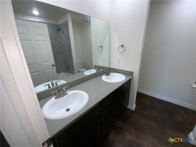 Building Photo - 2405 Alterman Dr