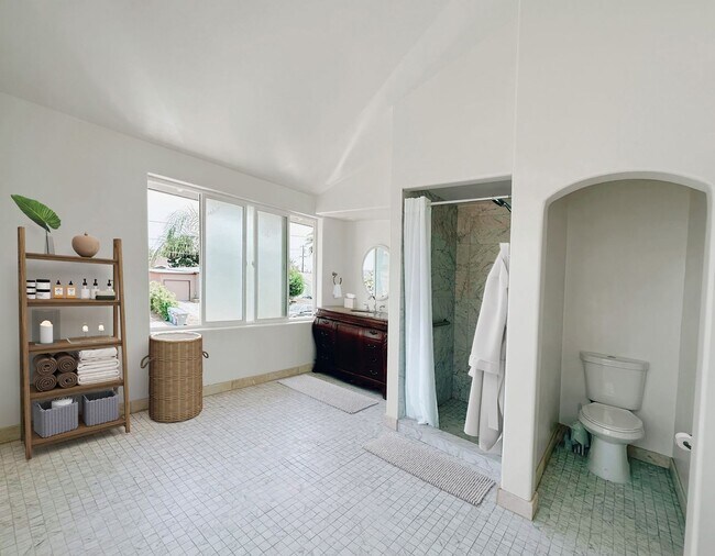 Building Photo - Newly Renovated 3 Bed / 2 Bath - 1.5 Miles...