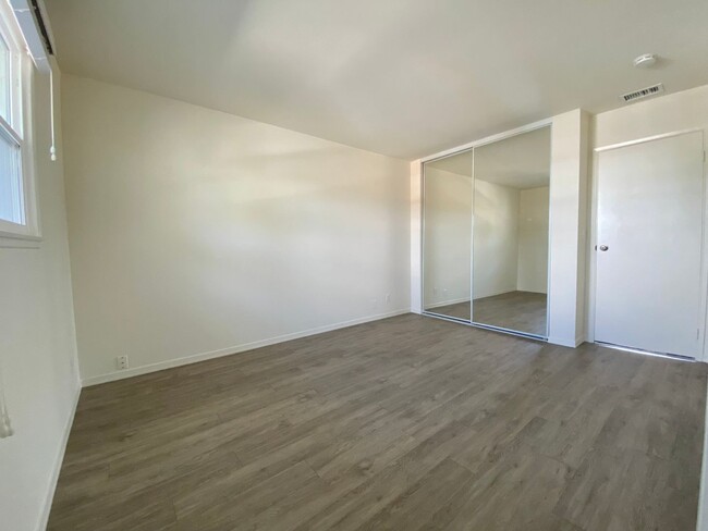 Building Photo - Modern Elegance in North Clairemont! Updat...