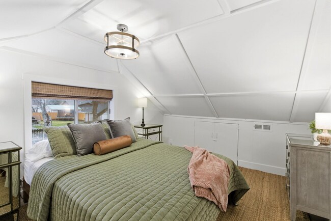 Building Photo - 809 3rd Ave W