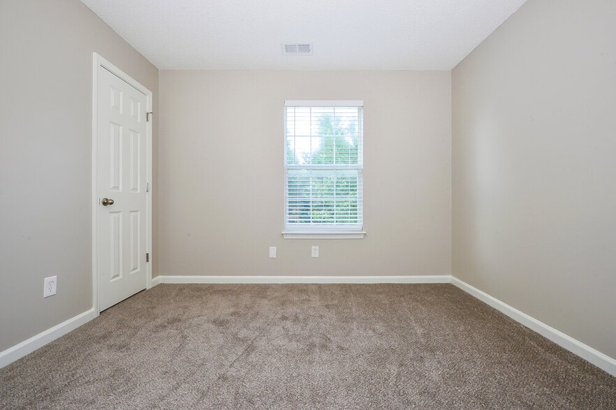 Building Photo - 709 Village Overlook