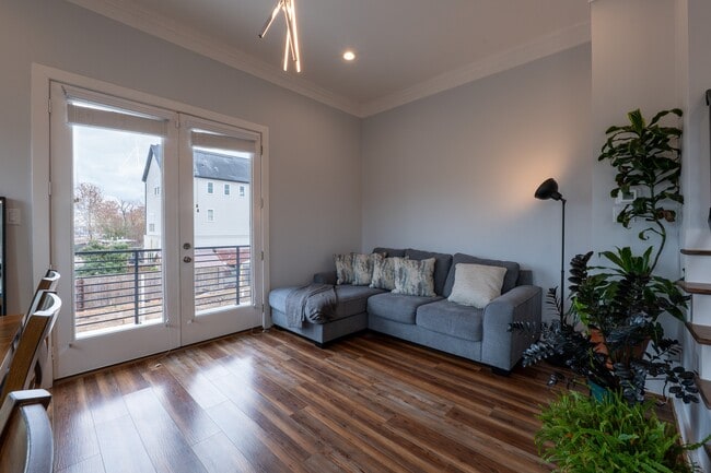 Building Photo - 1318 Reinerman St