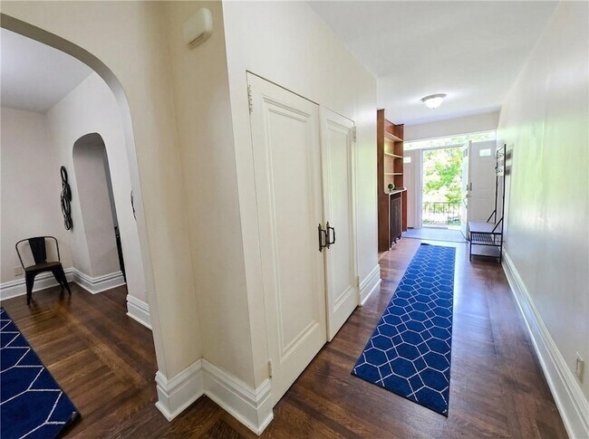 Building Photo - 224 S Pacific Ave