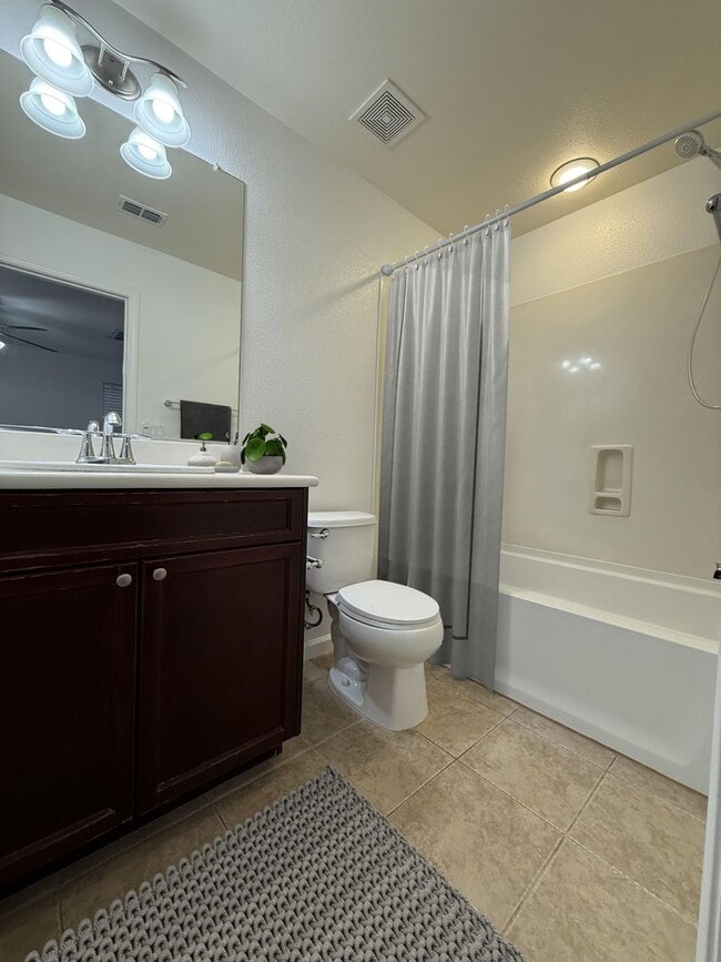 Building Photo - ** 3-Bedroom Two Story Home in Desirable Roseville Location!**