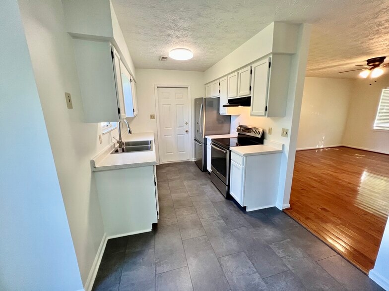 Building Photo - 717 Shady Springs Ln
