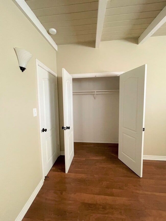 Building Photo - Pierpont Beach Duplex