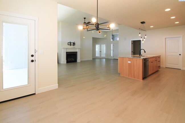 Building Photo - 3 Bed/2 Bath Kennewick Home with Office