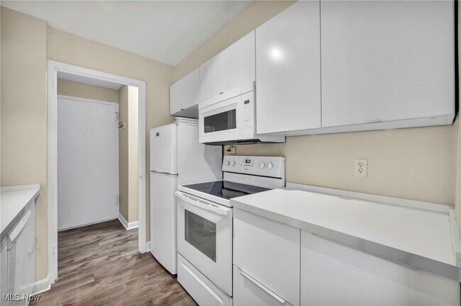 Building Photo - 11850 Edgewater Dr