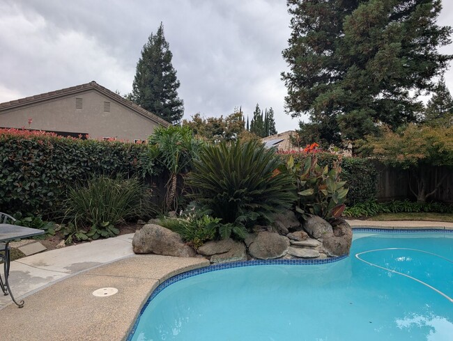 Building Photo - Wonderful 4 bedroom home in Clovis offering a pool, spa, 3 car garage, potential RV and or boat s...