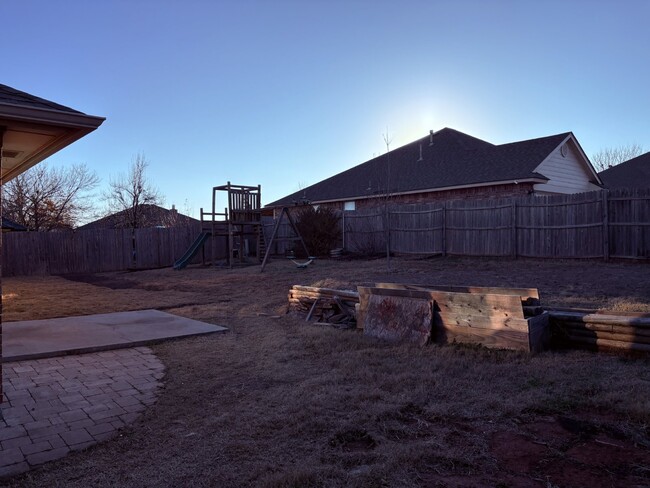 Building Photo - Four bedroom home in Central Norman