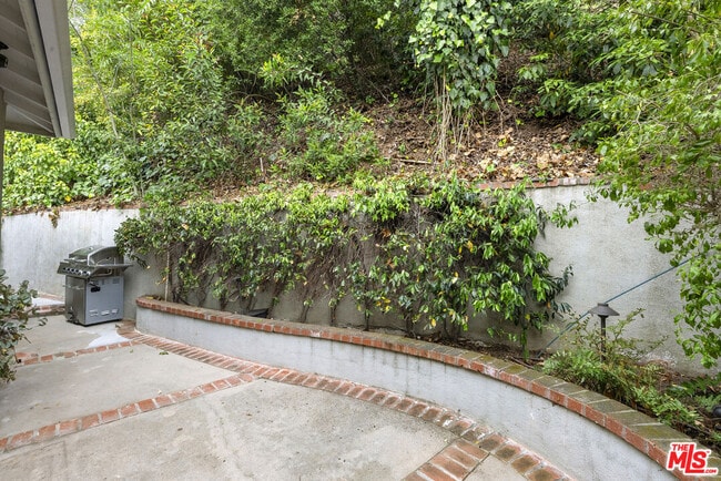 Building Photo - 9530 Cedarbrook Dr