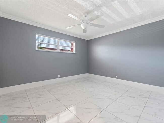 Building Photo - 371 S Hollybrook Dr