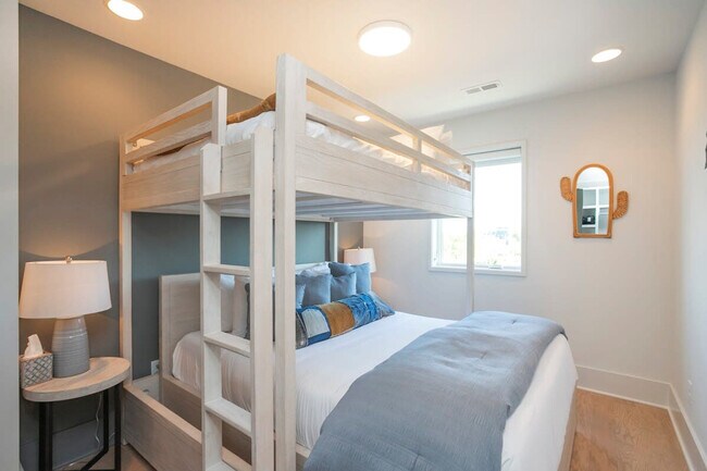 Building Photo - 400 33rd Ave N