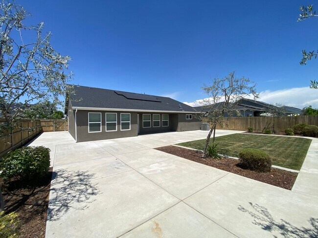 Building Photo - Immaculate like New Home in the gated Windmills at Tule Heights!