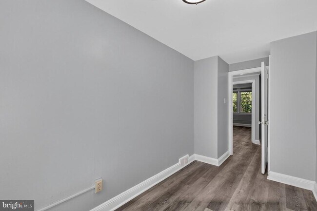 Building Photo - 331 W 21st St