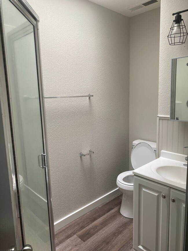 Upstairs Bathroom 1 - 922 Plumas St