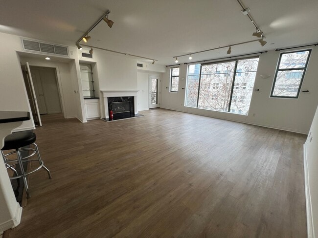 Building Photo - $3,595 - Beautiful and Spacious Downtown San Jose 2bd/2ba Condo in a Luxury Complex Next To SJSU