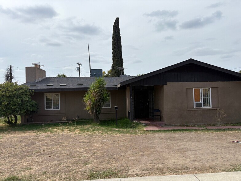 Primary Photo - 131 S Lemoore Ave