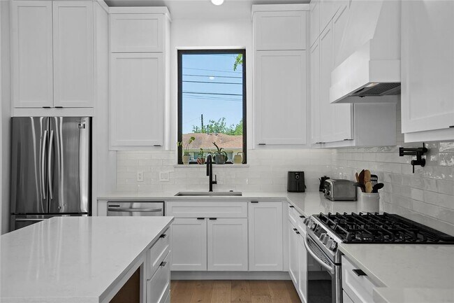 Building Photo - 2216 Lindell Ave