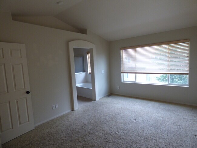 Building Photo - Stunning 4 bedroom/ 2.5 bath home with 2 car Attached Garage in Fort Collins, Colorado