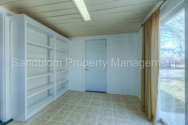 Building Photo - FOR LEASE | Brookside | $1300 Rent + $1300...