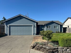 Building Photo - Three Bedroom Home in SE Salem with New Ap...
