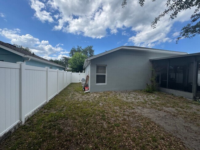 Building Photo - 4/2 in Gated Community near Tuskawilla Rd ~ Tile and Laminate Floors ~ Screened Patio ~  Communit...