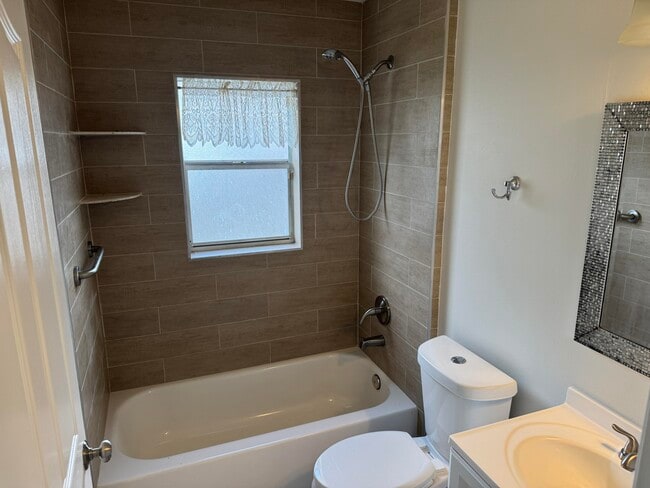 Building Photo - 250 SW Moselle Ave