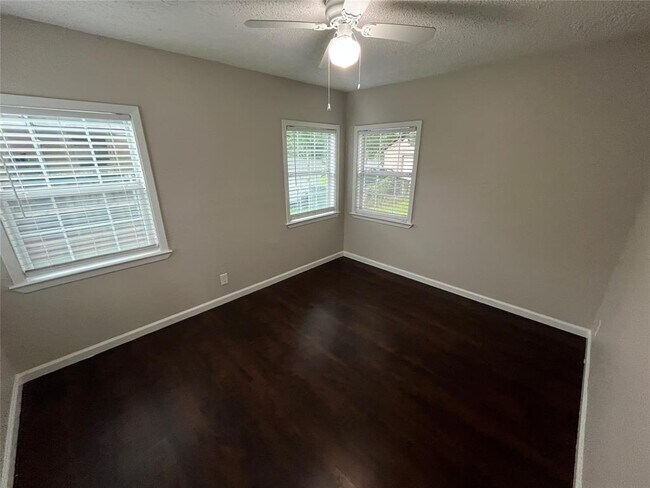 Building Photo - 8418 Grovecrest Dr