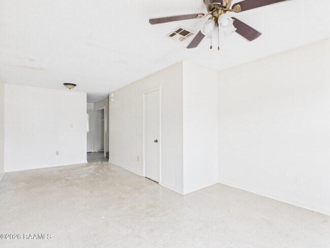 Building Photo - 104 Country Ln