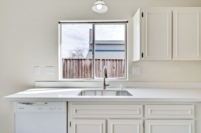 Building Photo - Single Family Home - New paint, New carpet - Washer & Dryer Hookups