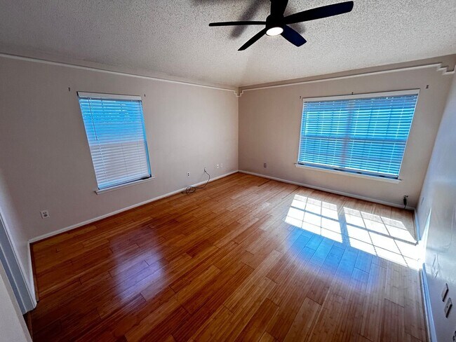 Building Photo - 4 Bed 3 Bath Home. Over 2,400 sqft Near Jacksonville Beach. Amenities, Bonus Room, Guarded Gate. ...