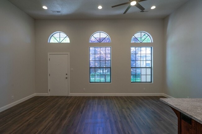 Building Photo - Fully Remodeled Townhome in the Heart of D...