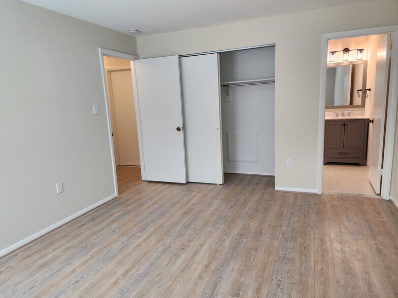 Master bed with en-suit - 7908 Pearlbush Dr