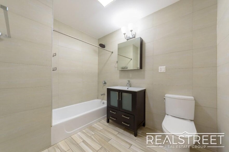 Building Photo - LUXURY Giant 1 BED LOFT in Queens!