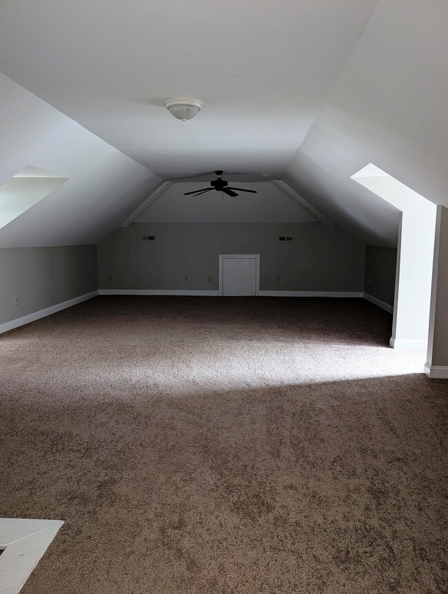 Building Photo - 604 Vance St NE