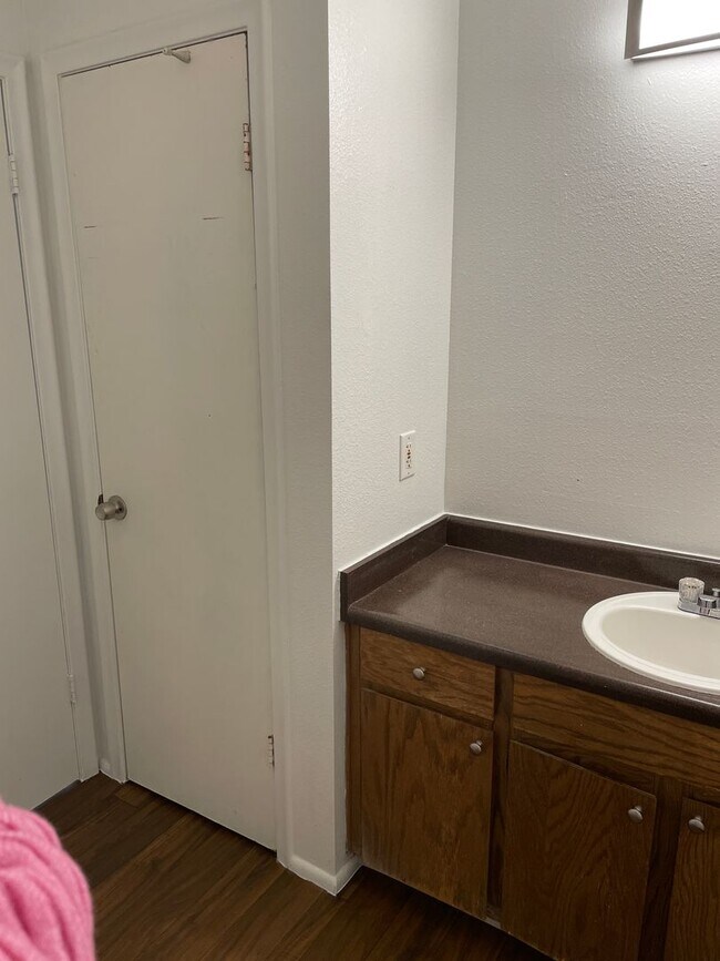 Building Photo - 3-Bedroom 1.5 Bath Twin-Home