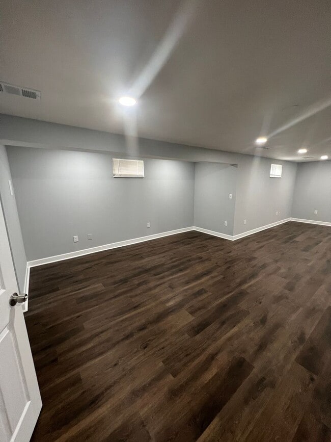 Building Photo - Amazing 6 Bedroom 2 Bathroom home with dual driveways