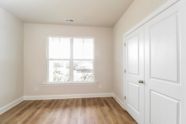 Building Photo - Beautiful 4BR 2.5BA Home w/ Full Appliance Kitchen • Garage Parking •