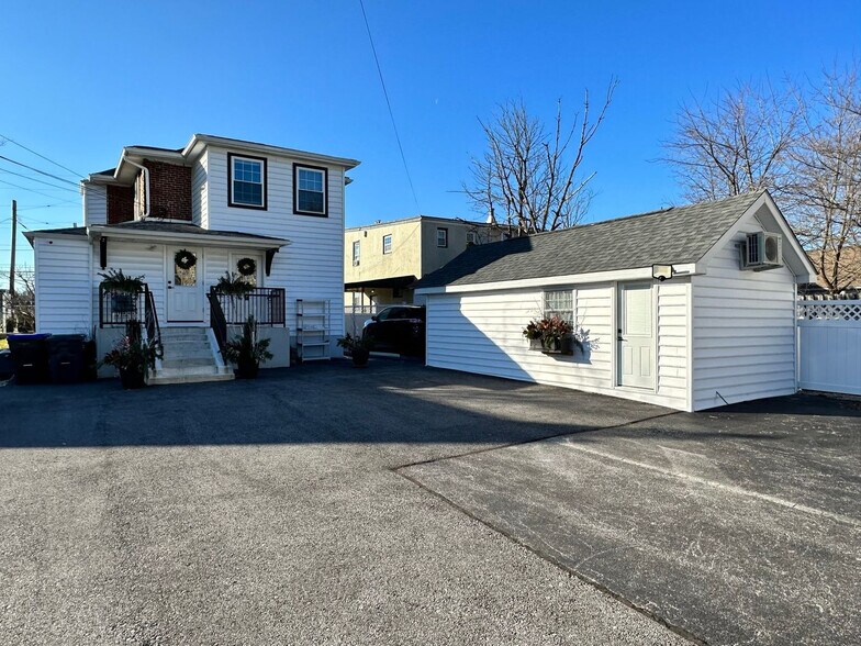 Building Photo - 717 Lancaster Ave