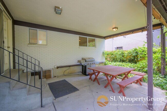 Building Photo - Stunning Remodeled Home in Desirable Cottonwood Heights!