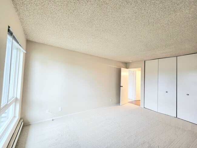 Building Photo - Top floor Woodlake condo, corner location
