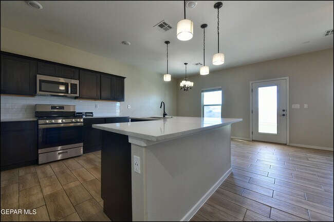 Building Photo - 516 Logwood Ave