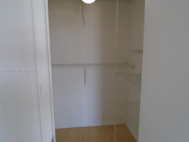 Building Photo - 4174 Inverrary Dr