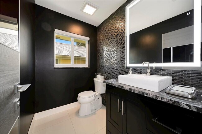 Building Photo - 11839 Highland Pl