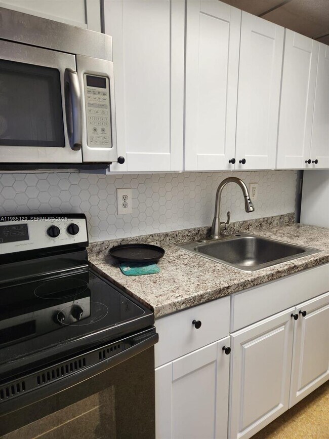 Building Photo - 1450 NE 170th St