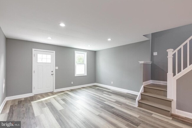 Building Photo - 454 Old Elm St