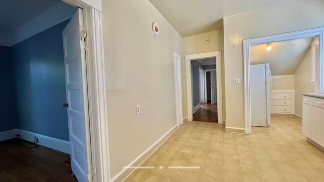 Building Photo - Charming Duplex Lower Unit – 2bd 1ba Nestl...