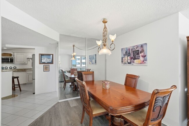 Building Photo - Beautiful 2/2 Bayshore Condo!