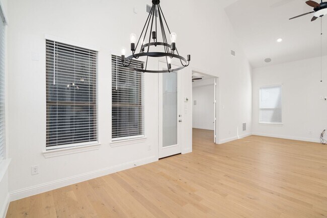 Building Photo - 2600 Chester Dr